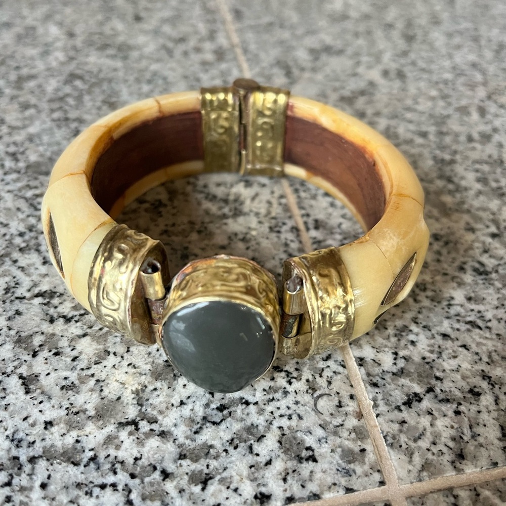 Bracelet, women,Moroccan Brass,Vintage,70s,carving, Pin Closure,Chunky Hinged
